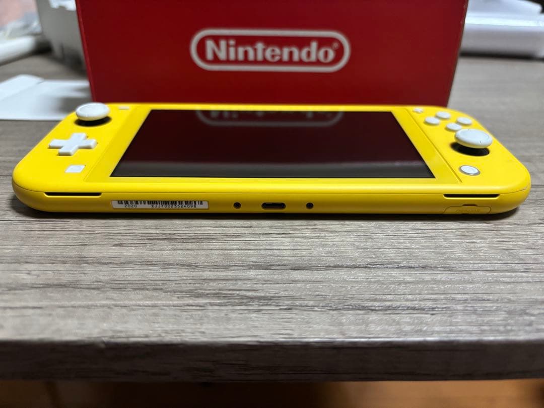 Nintendo Switch Lite イエロー 本体 箱　充電器付き 美品