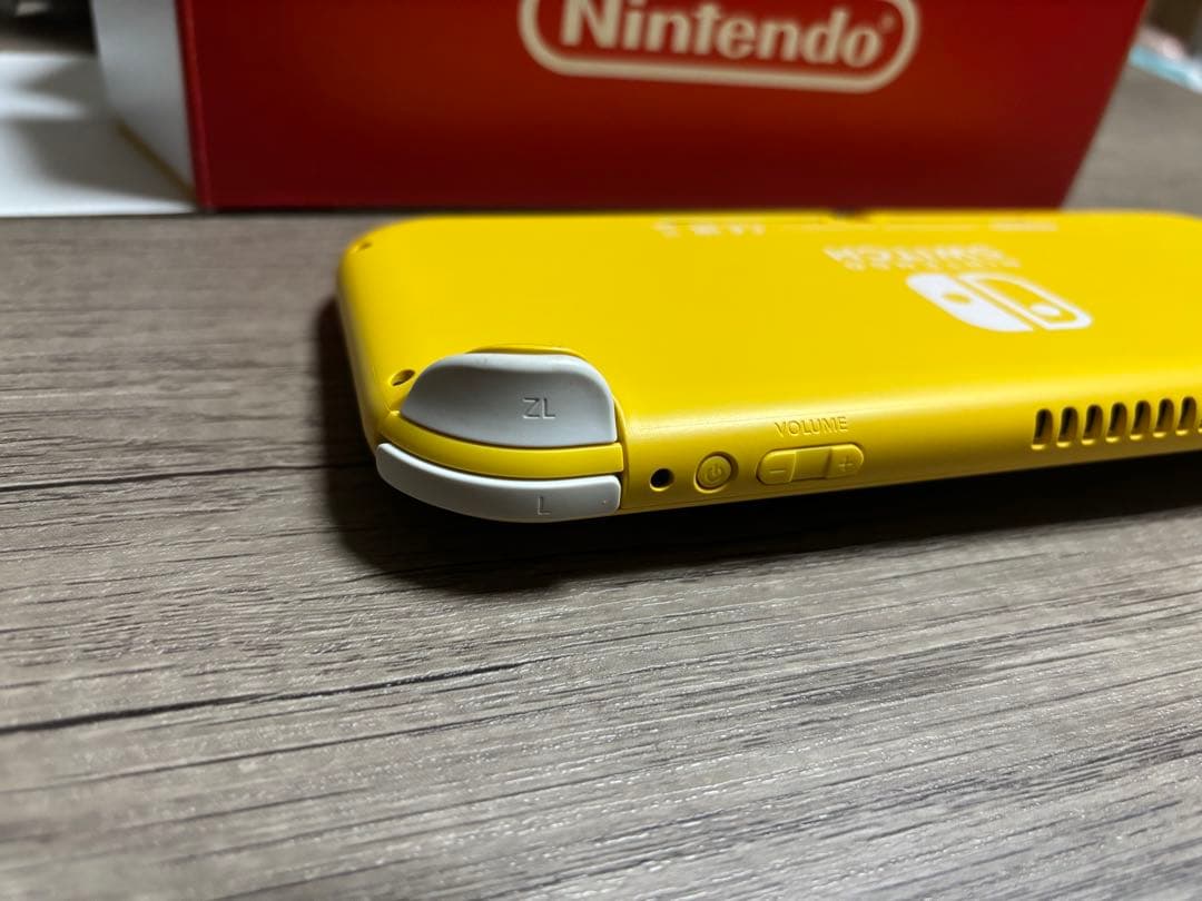 Nintendo Switch Lite イエロー 本体 箱　充電器付き 美品