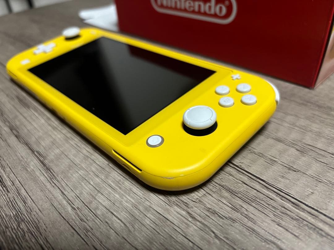 Nintendo Switch Lite イエロー 本体 箱　充電器付き 美品