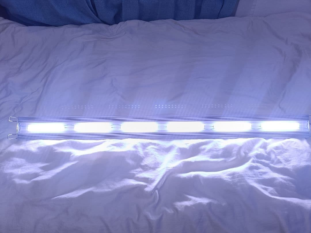 アクロ トライアングルLED VIVID120cm　吊り下げ式&スタンド付き ①