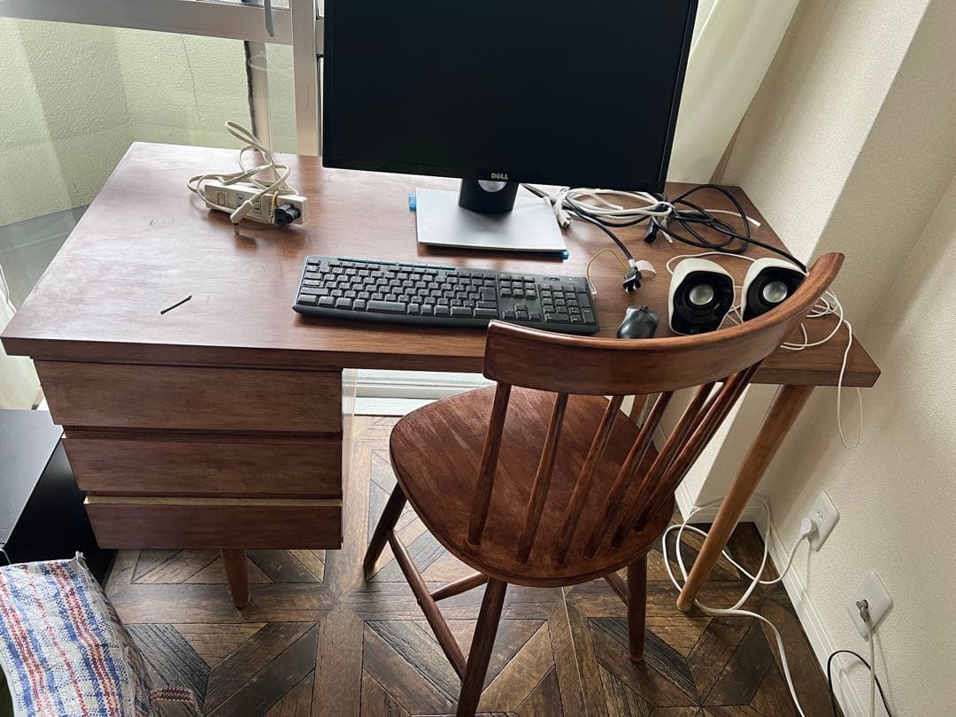 木製デスクと椅子のセット