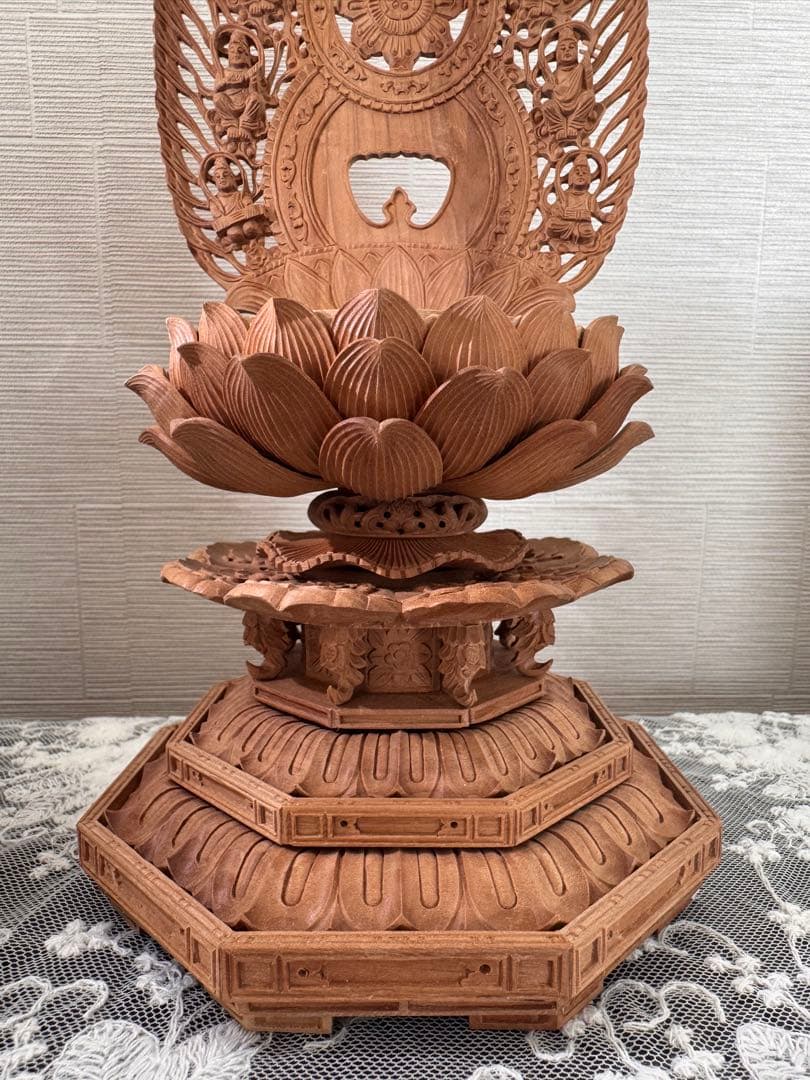 白檀　蓮の花の台座付き 目入り座像