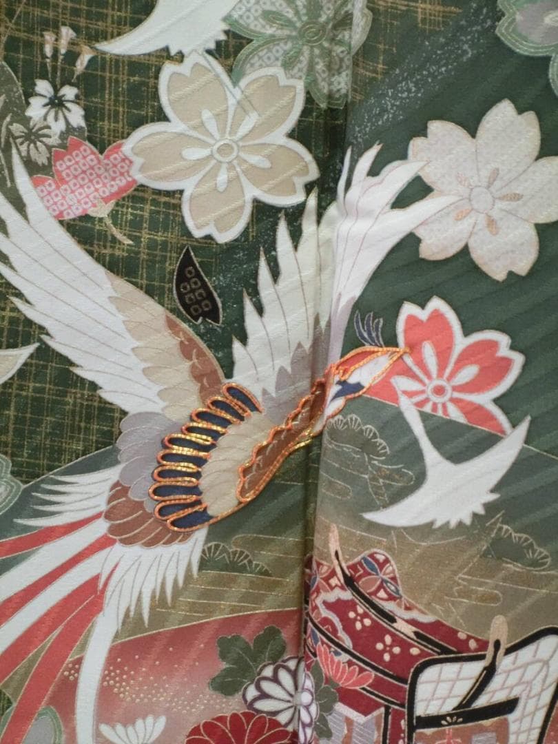 【y0625】Ｓお仕立上り正絹振袖サビ朱色モスグリーン地に花、御所車模様金糸刺繍