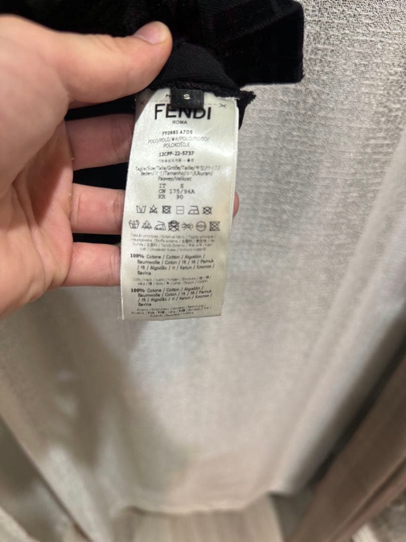 FENDI ブラック ロゴポロシャツ