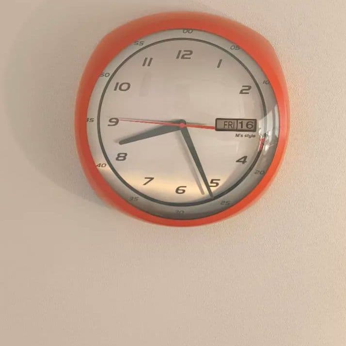 スペースエイジ　ポップ　壁掛け時計　スムーズ秒針　カレンダー　シルバー　オレンジ