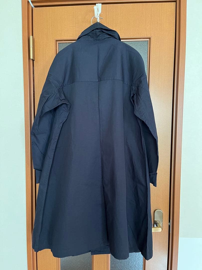 濃紺のロングコート ボタン付き