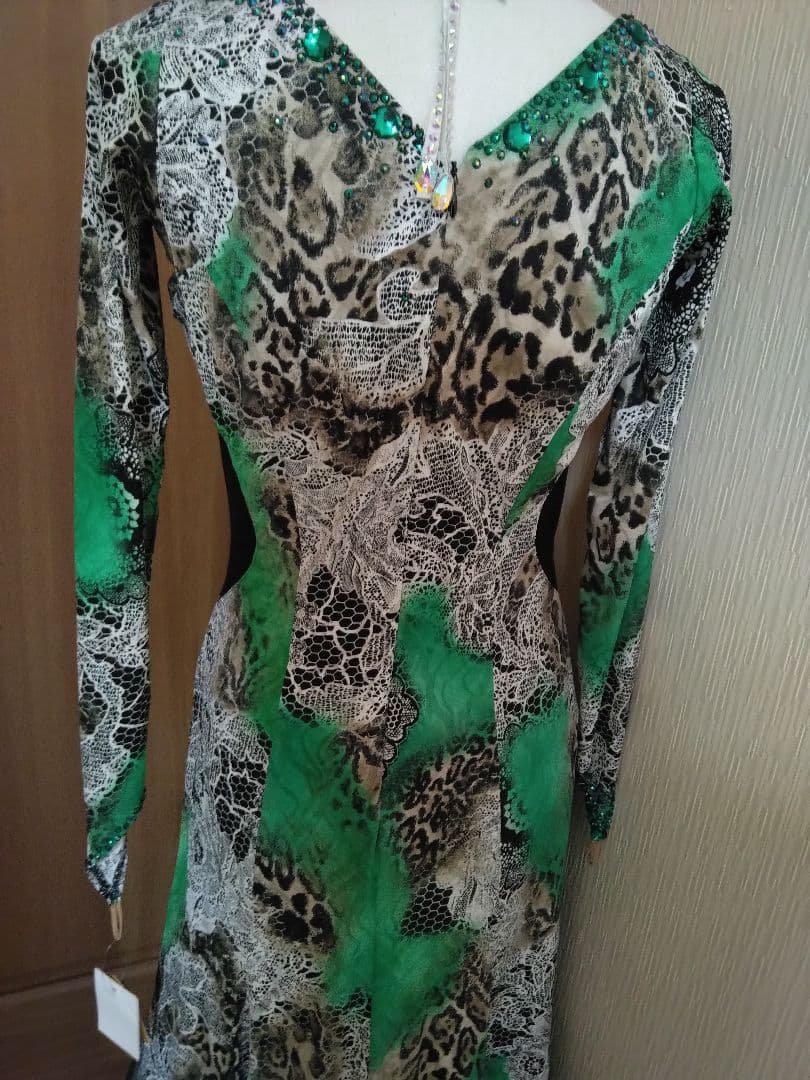 社交ダンス用ドレス 緑と黒のレオパード柄、グリーンのラインストーンが素敵なドレス