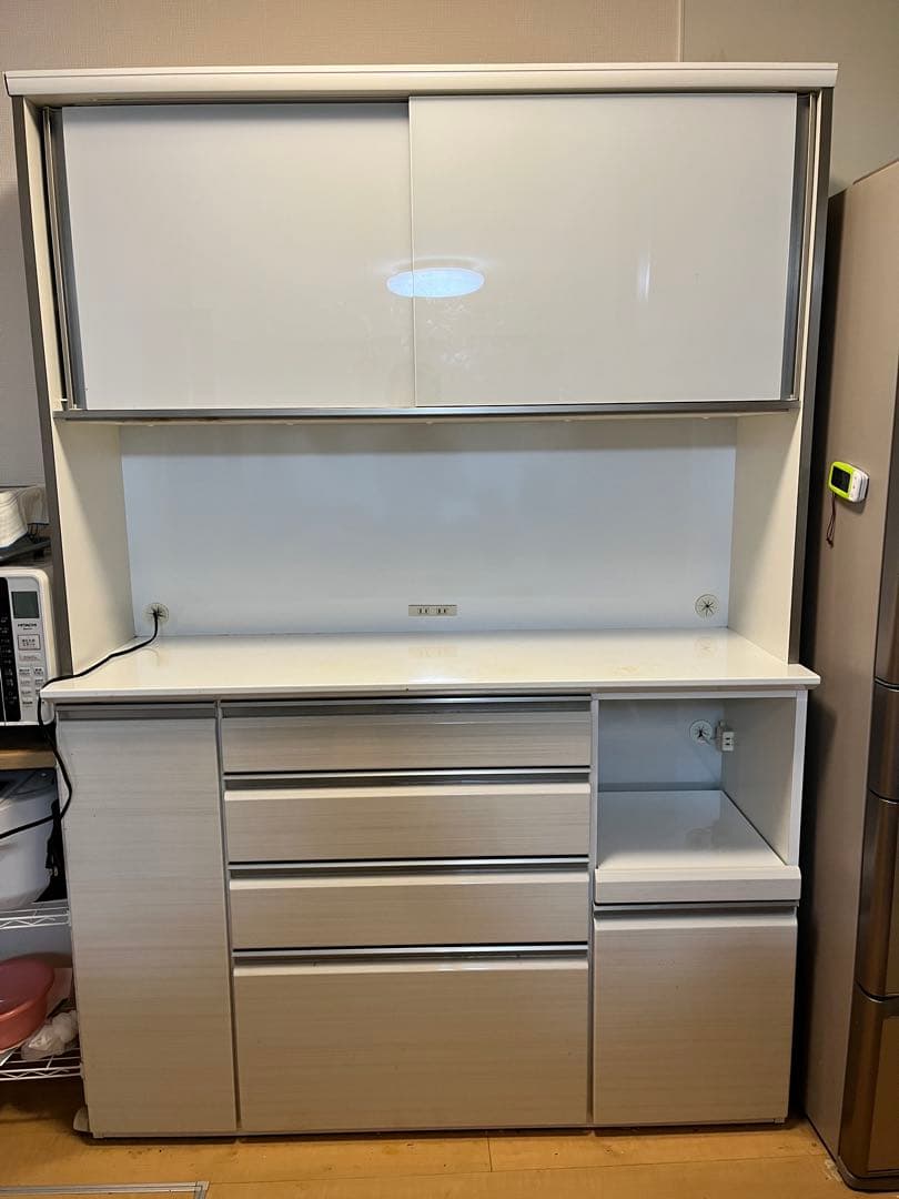 定価27万円★高級感あふれる食器棚　幅約140㌢