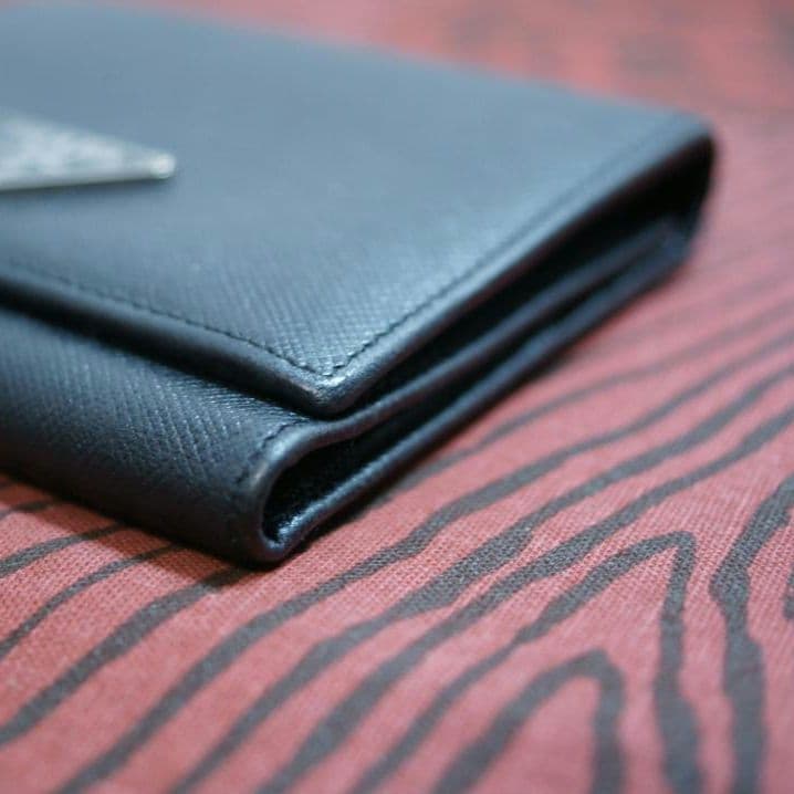 PRADA プラダ 三つ折り財布 三角ロゴプレート サフィアーノレザー ブラック