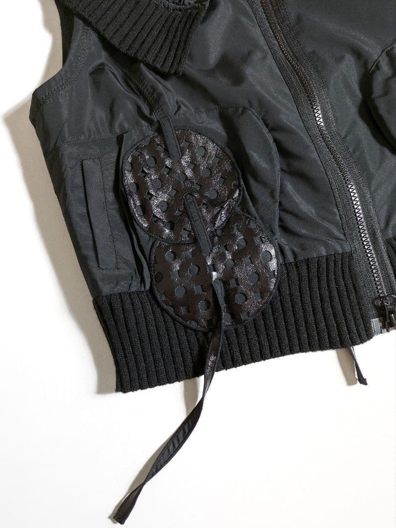 エイココンドウ／レザーパッチ ボリューム襟ショートジレ ベスト ブラック