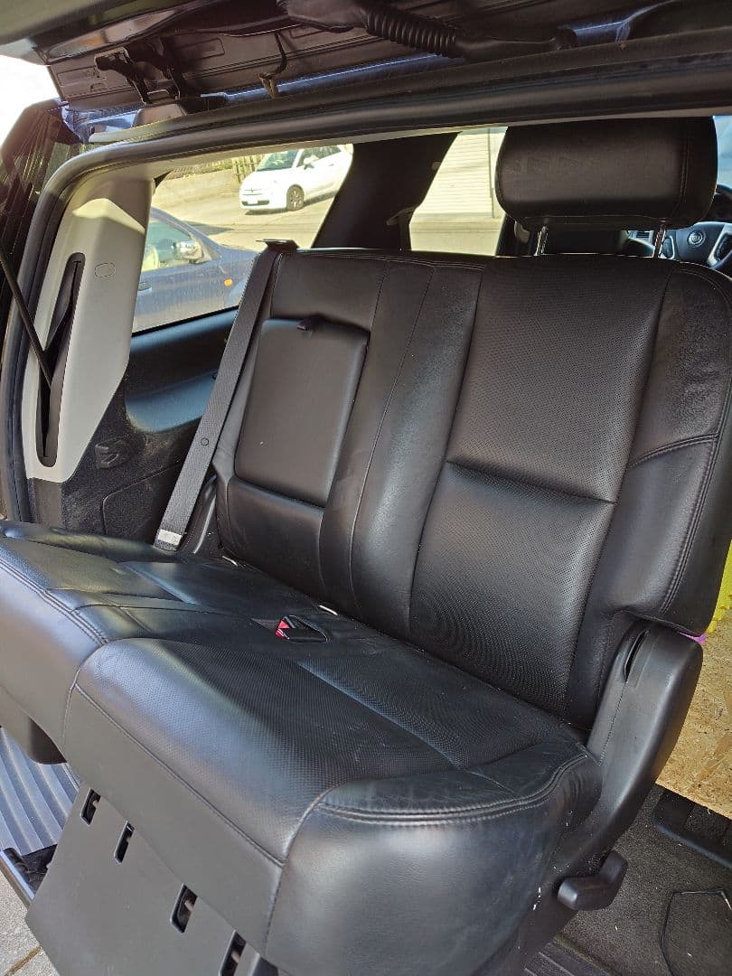 エスカレード　２列目シート　左右