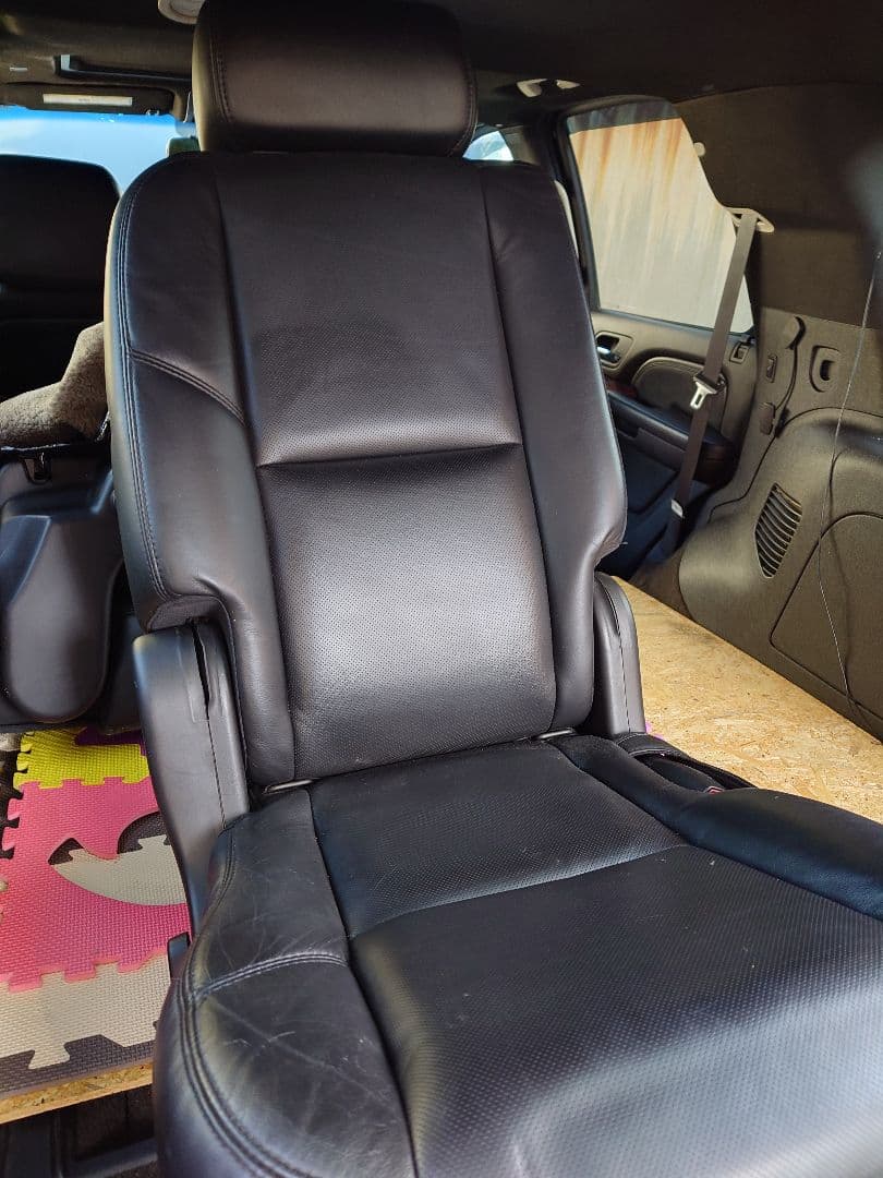 エスカレード　２列目シート　左右