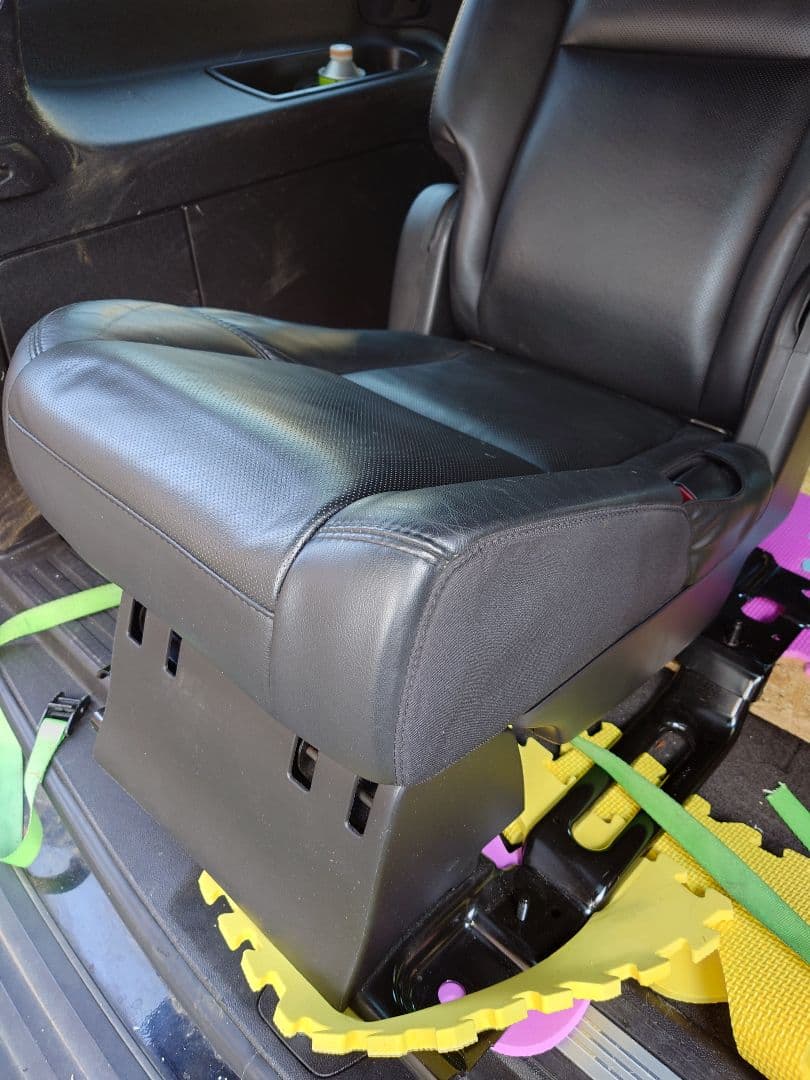 エスカレード　２列目シート　左右