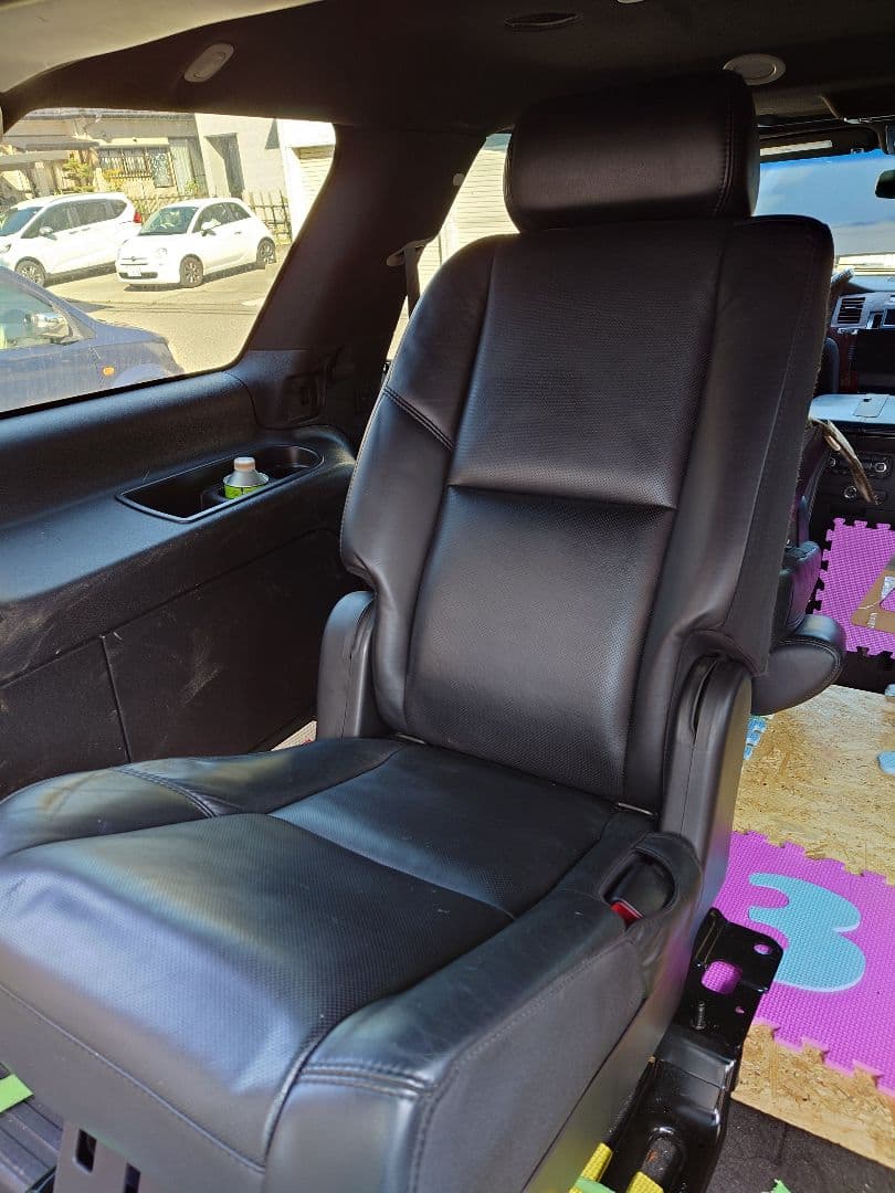 エスカレード　２列目シート　左右