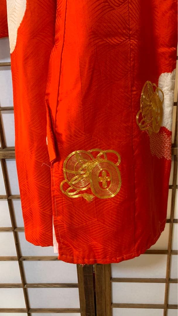 祝い着女子供 産着熨斗目着物 正絹綸子地 赤地に絞りと鼓の金刺繍柄 T69