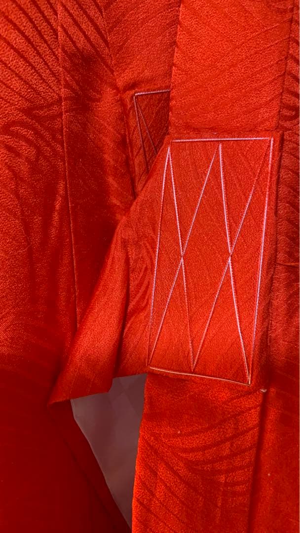 祝い着女子供 産着熨斗目着物 正絹綸子地 赤地に絞りと鼓の金刺繍柄 T69