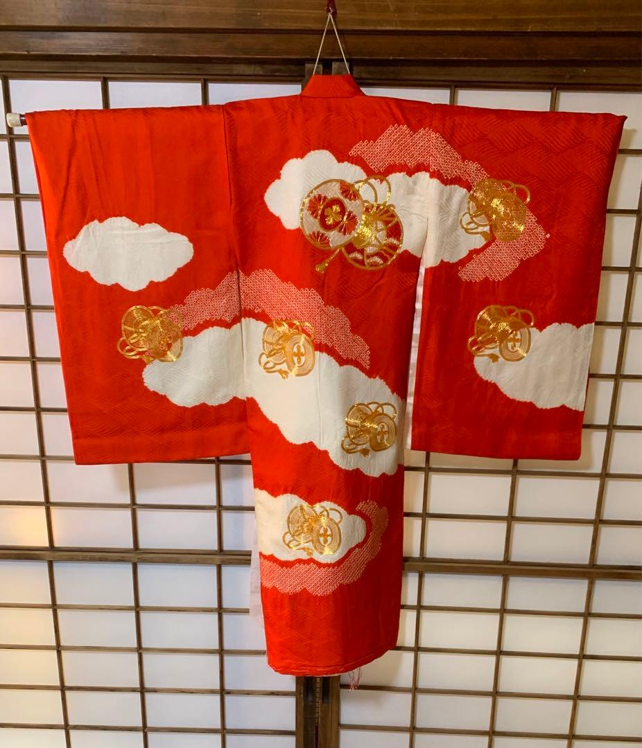 祝い着女子供 産着熨斗目着物 正絹綸子地 赤地に絞りと鼓の金刺繍柄 T69