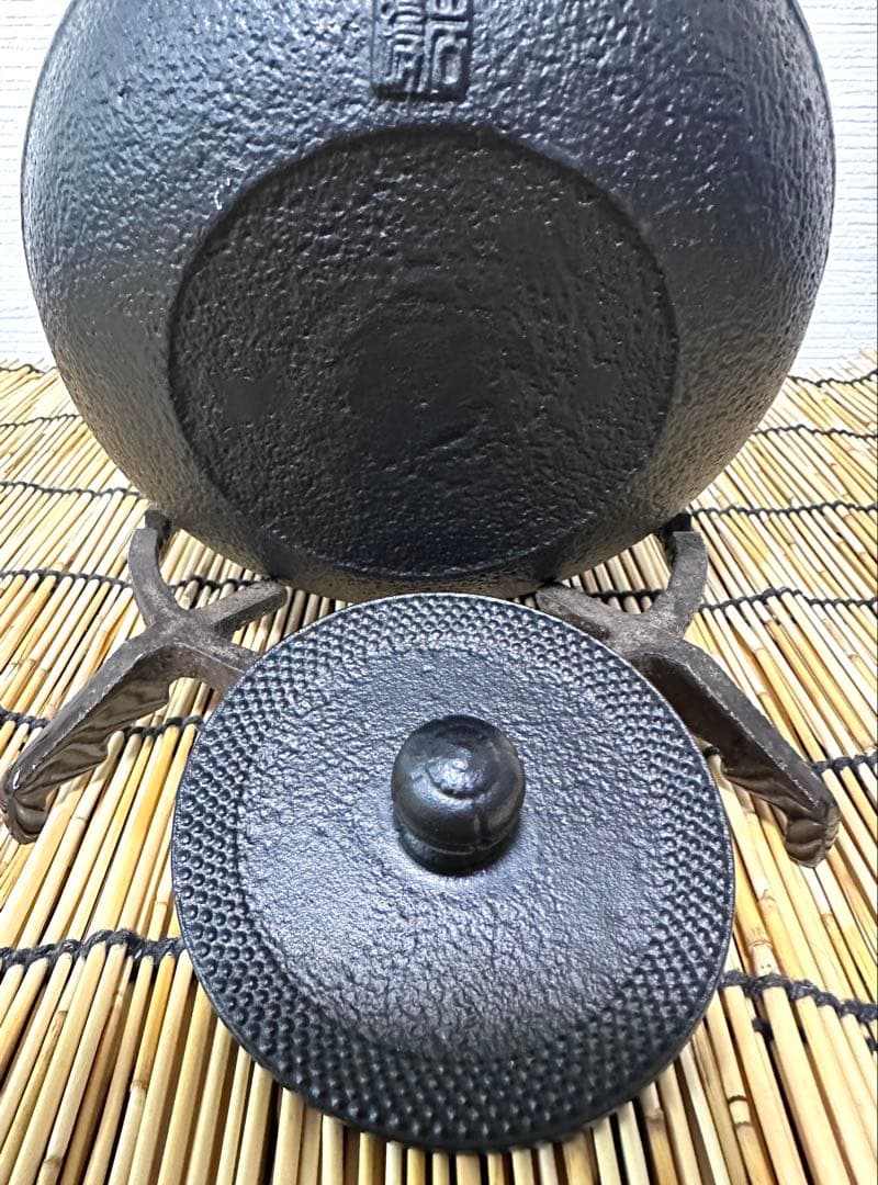 未使用、付属品付き　南部岩鋳造　１０型アラレ　南部鉄瓶　南部鉄器　鉄瓶