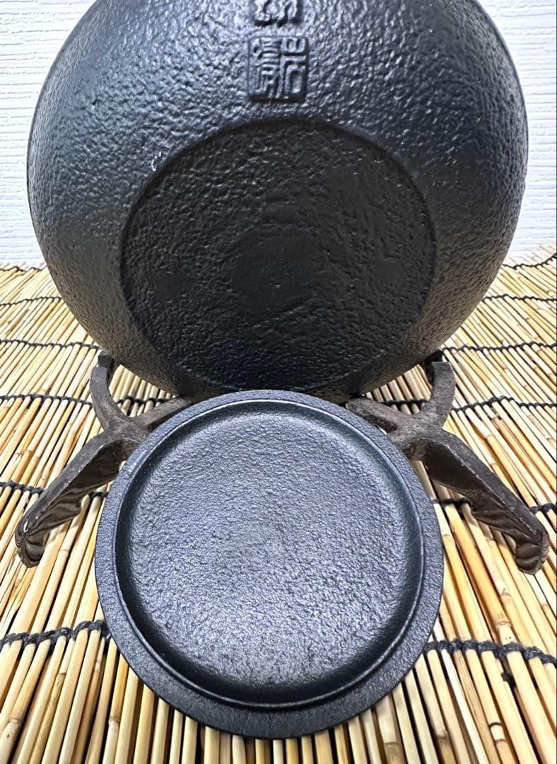 未使用、付属品付き　南部岩鋳造　１０型アラレ　南部鉄瓶　南部鉄器　鉄瓶