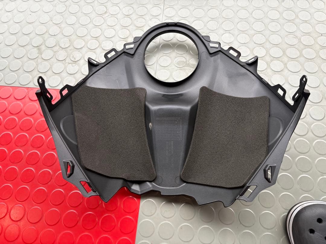 cbr600rr 2023年式　タンクカバー　前側