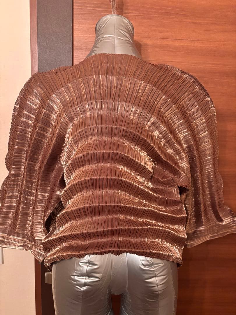 イッセイミヤケ　 ゴールド　レディース　プリーツベスト M