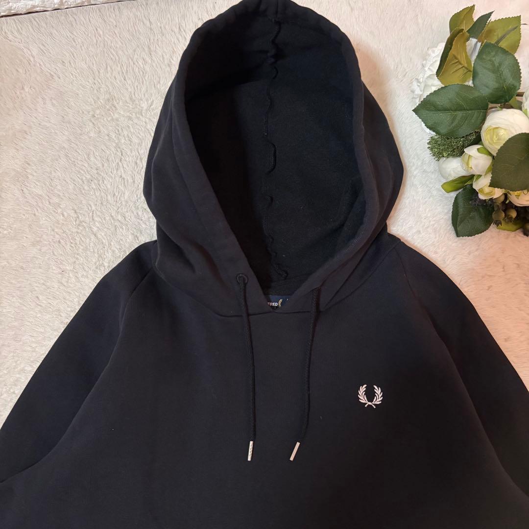 フレッドペリー FRED PERRY フーディークロップド丈 パーカー 裾ロゴ