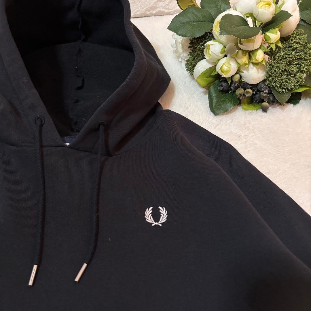 フレッドペリー FRED PERRY フーディークロップド丈 パーカー 裾ロゴ