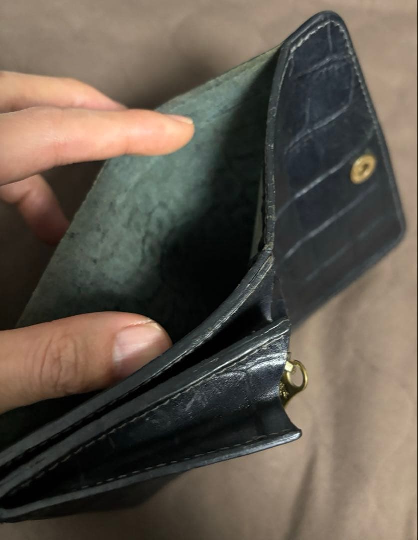 型押しレザー二つ折り財布