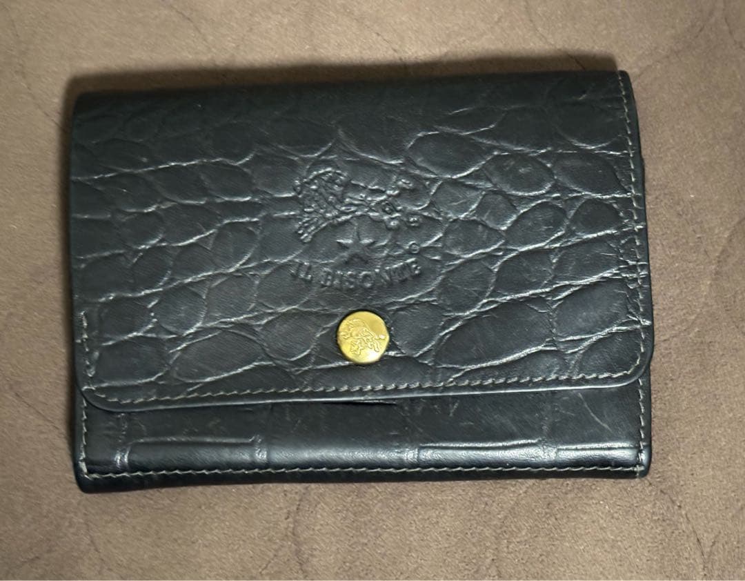 型押しレザー二つ折り財布