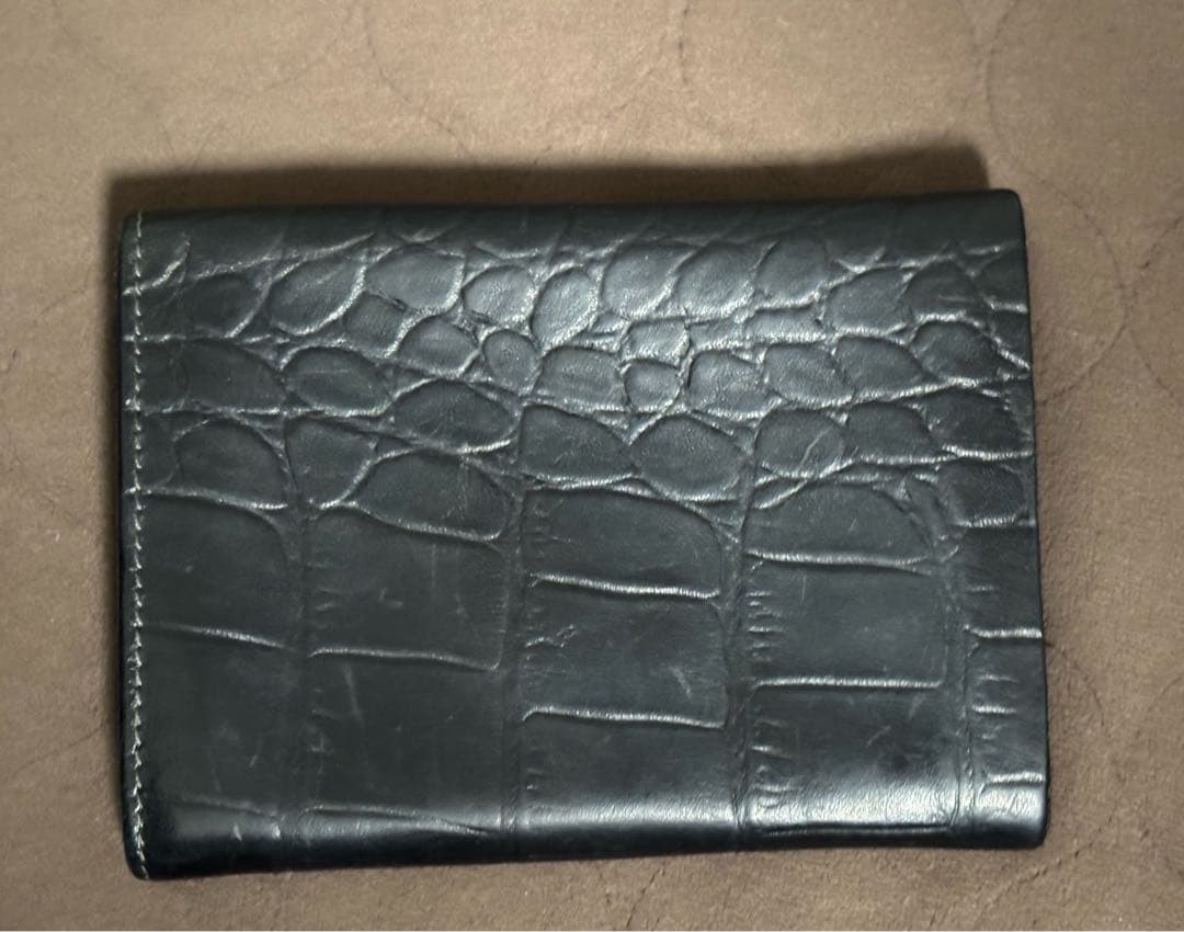型押しレザー二つ折り財布