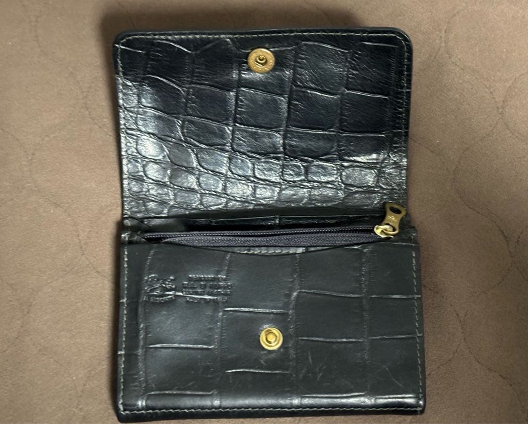 型押しレザー二つ折り財布