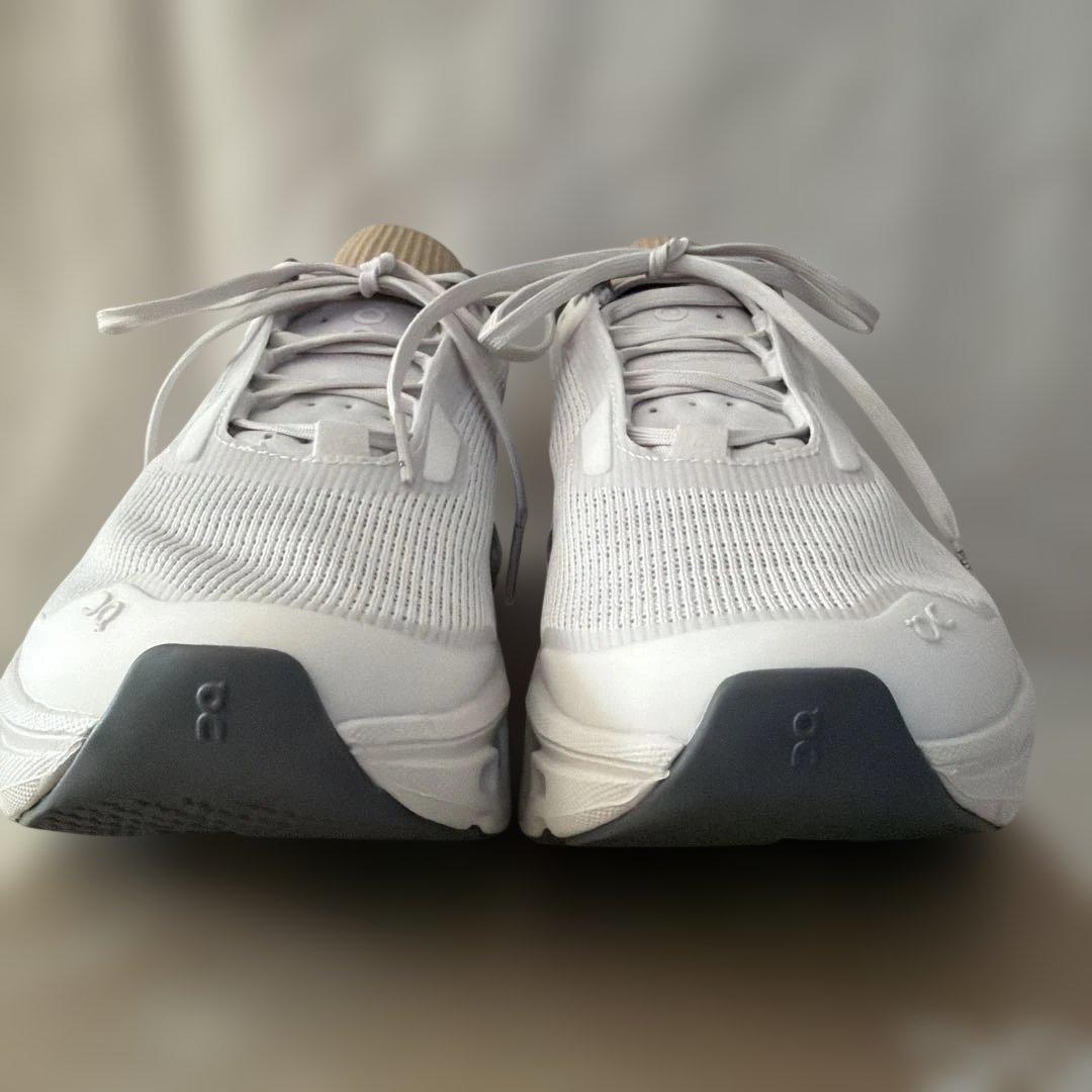 超美品emmi×On♪Cloudmonster Void ライトグレー 24.5