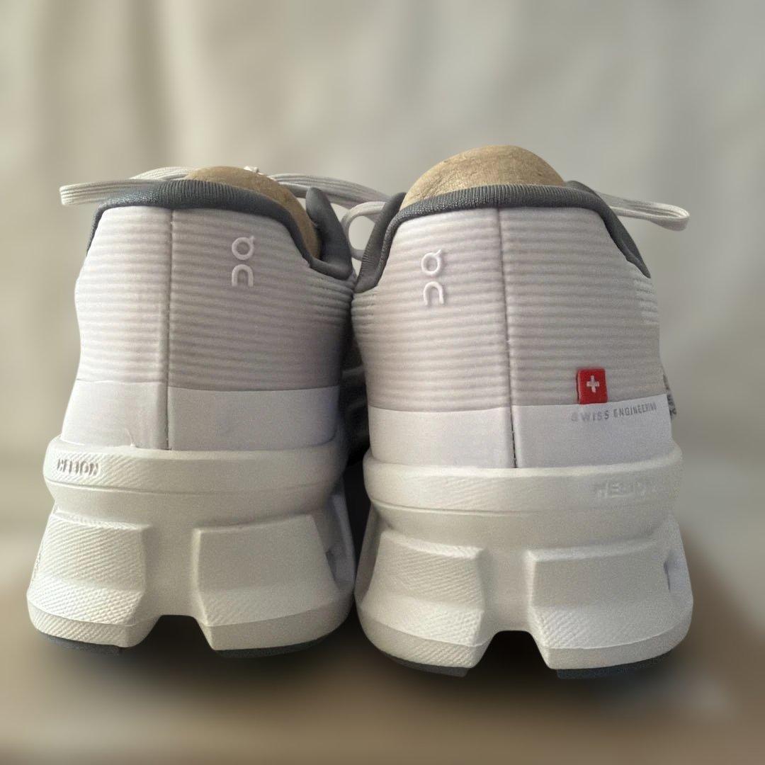 超美品emmi×On♪Cloudmonster Void ライトグレー 24.5
