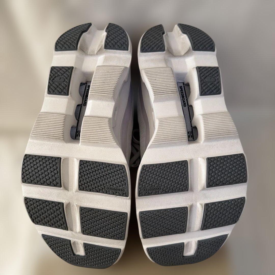 超美品emmi×On♪Cloudmonster Void ライトグレー 24.5