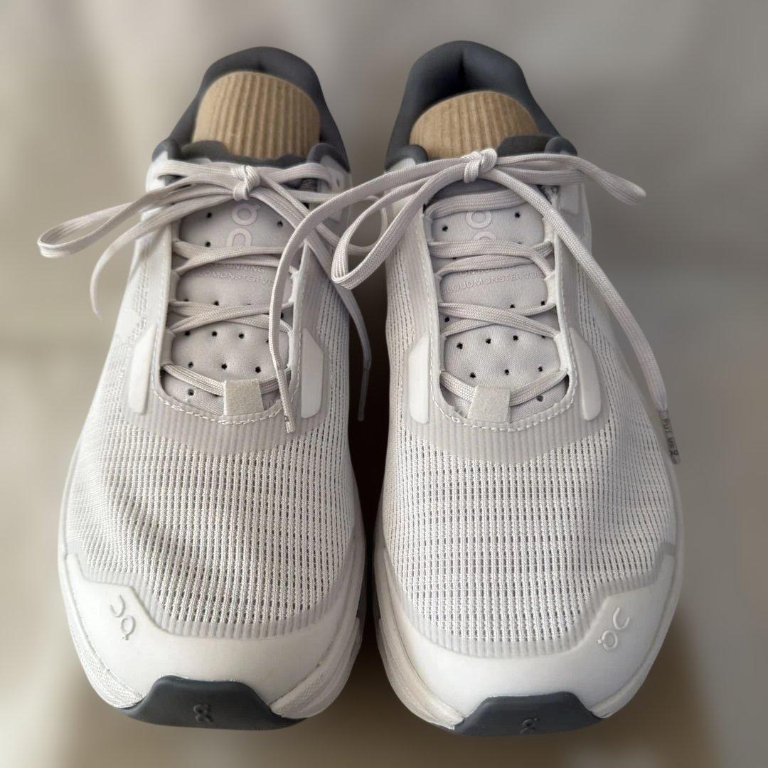 超美品emmi×On♪Cloudmonster Void ライトグレー 24.5