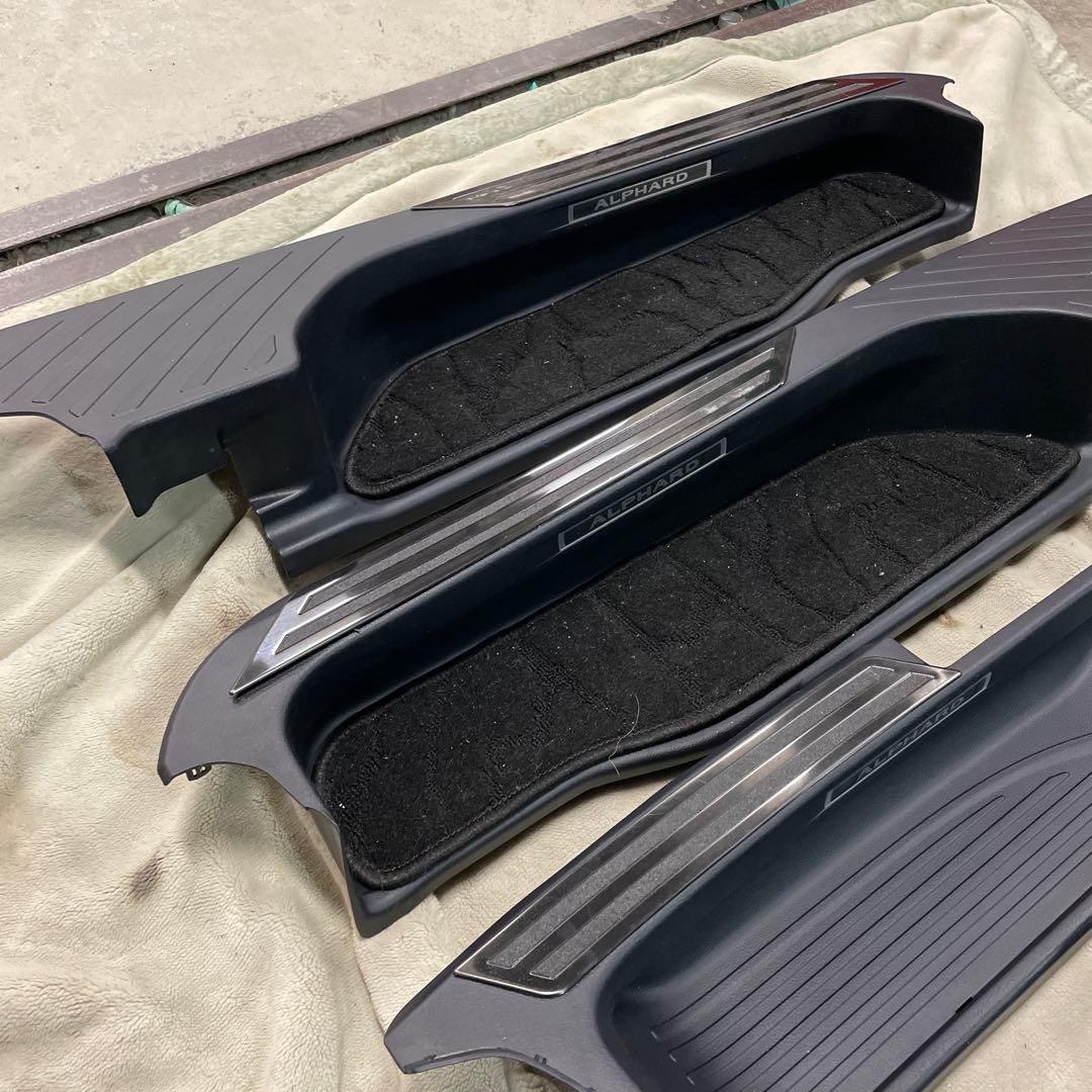 アルファード 30 純正　スカッフプレート社外マット、ステップ付