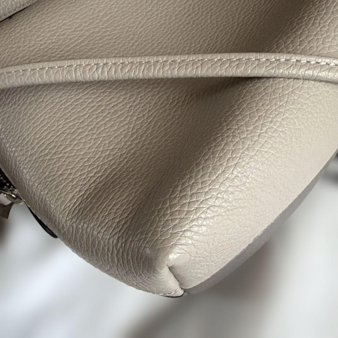 ジャンニキャリーニ　グレーベージュのレザーショルダーバッグ　美品