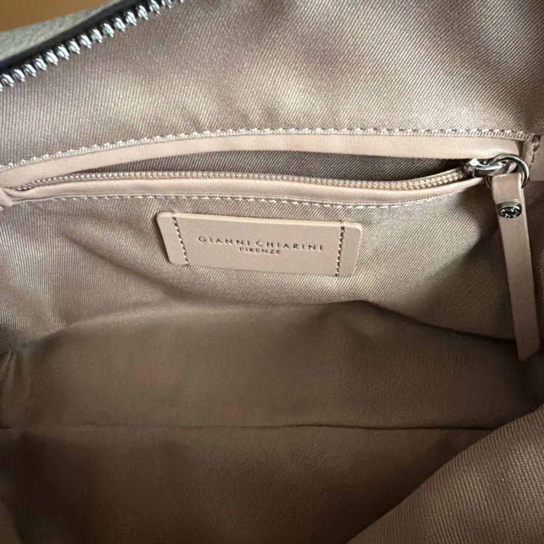 ジャンニキャリーニ　グレーベージュのレザーショルダーバッグ　美品