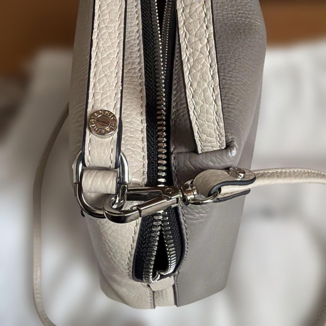 ジャンニキャリーニ　グレーベージュのレザーショルダーバッグ　美品