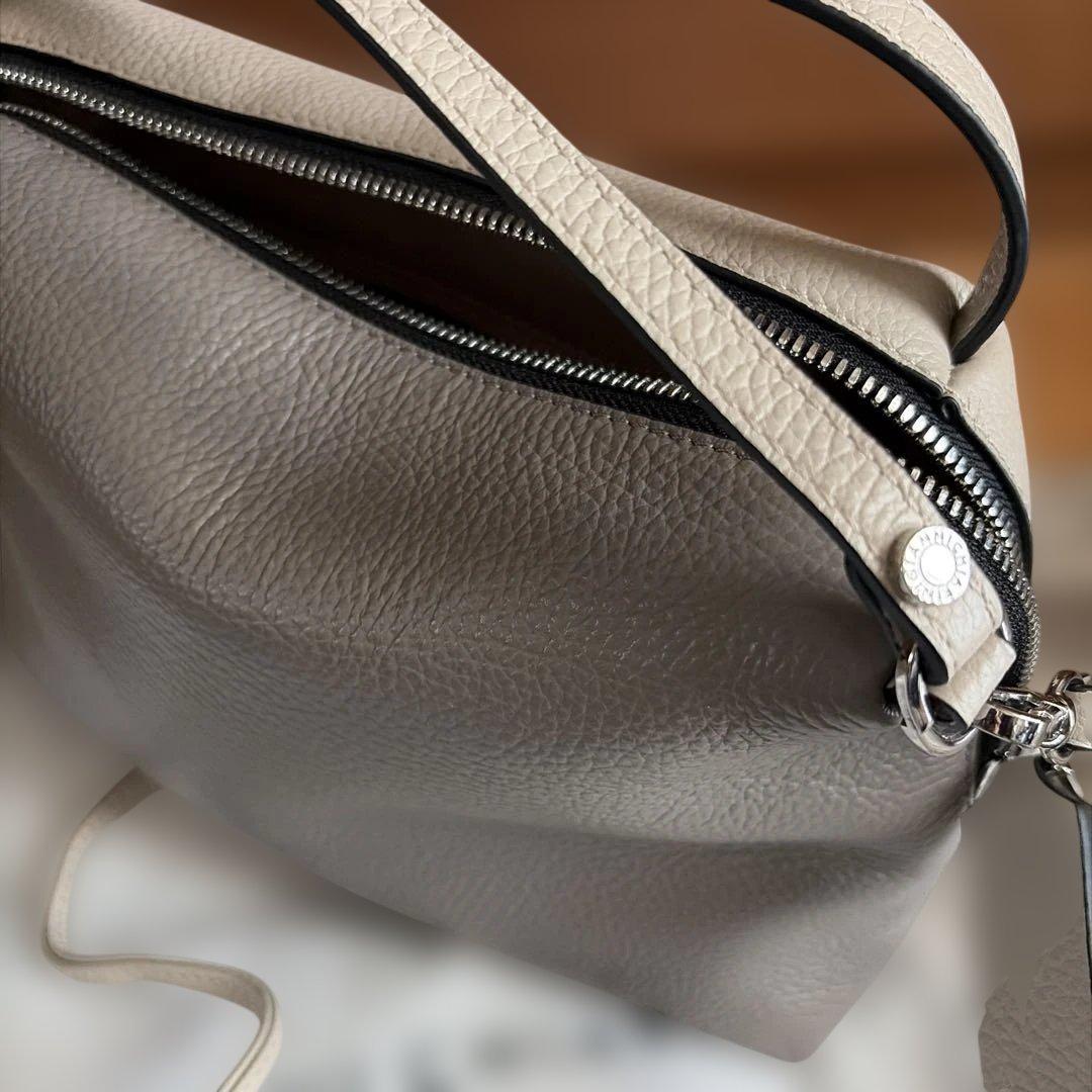 ジャンニキャリーニ　グレーベージュのレザーショルダーバッグ　美品