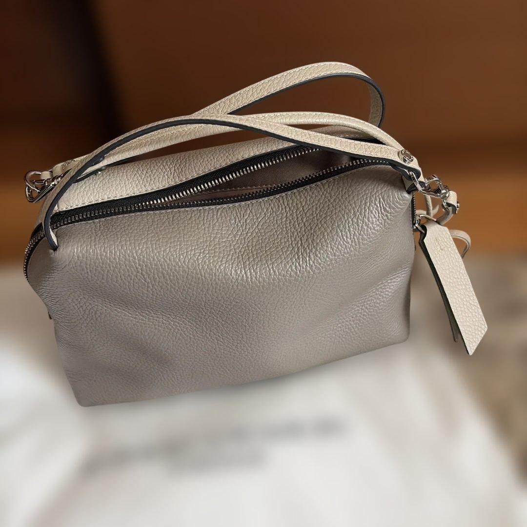 ジャンニキャリーニ　グレーベージュのレザーショルダーバッグ　美品