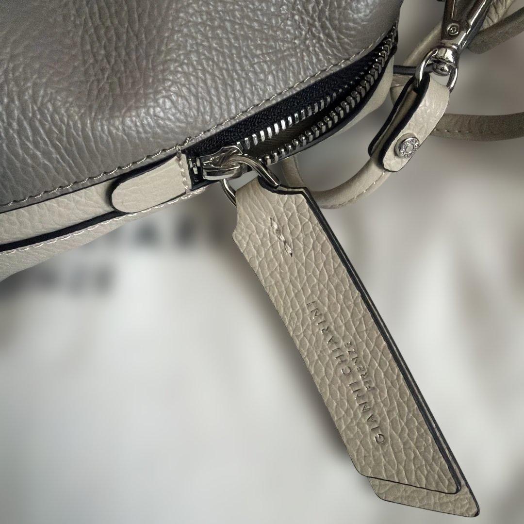 ジャンニキャリーニ　グレーベージュのレザーショルダーバッグ　美品