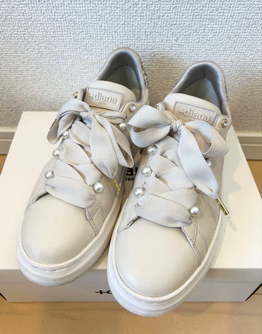 DIANA プラスダイアナ パールビジュー付きリボンスニーカー 23.5cm