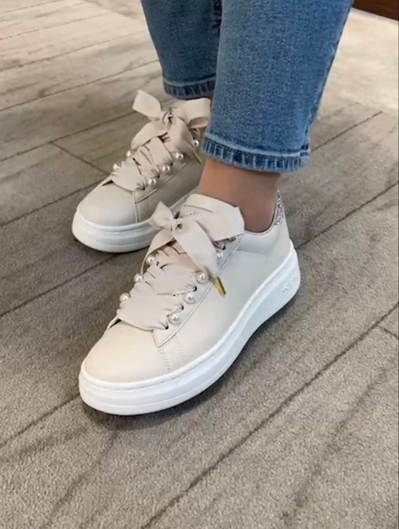 DIANA プラスダイアナ パールビジュー付きリボンスニーカー 23.5cm