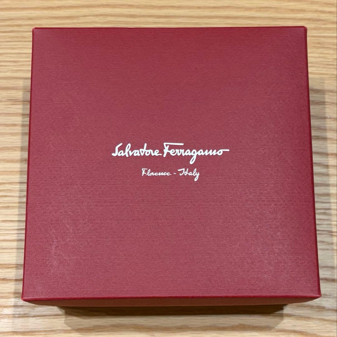 【Hi♡】Ferragamo カチューシャ　ブラック×シルバー