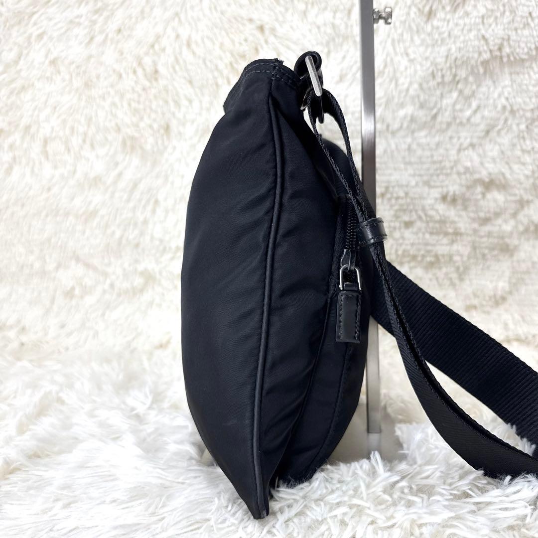 近年 PRADA プラダ ショルダーバッグ サコッシュ 三角ロゴ 黒 ナイロン