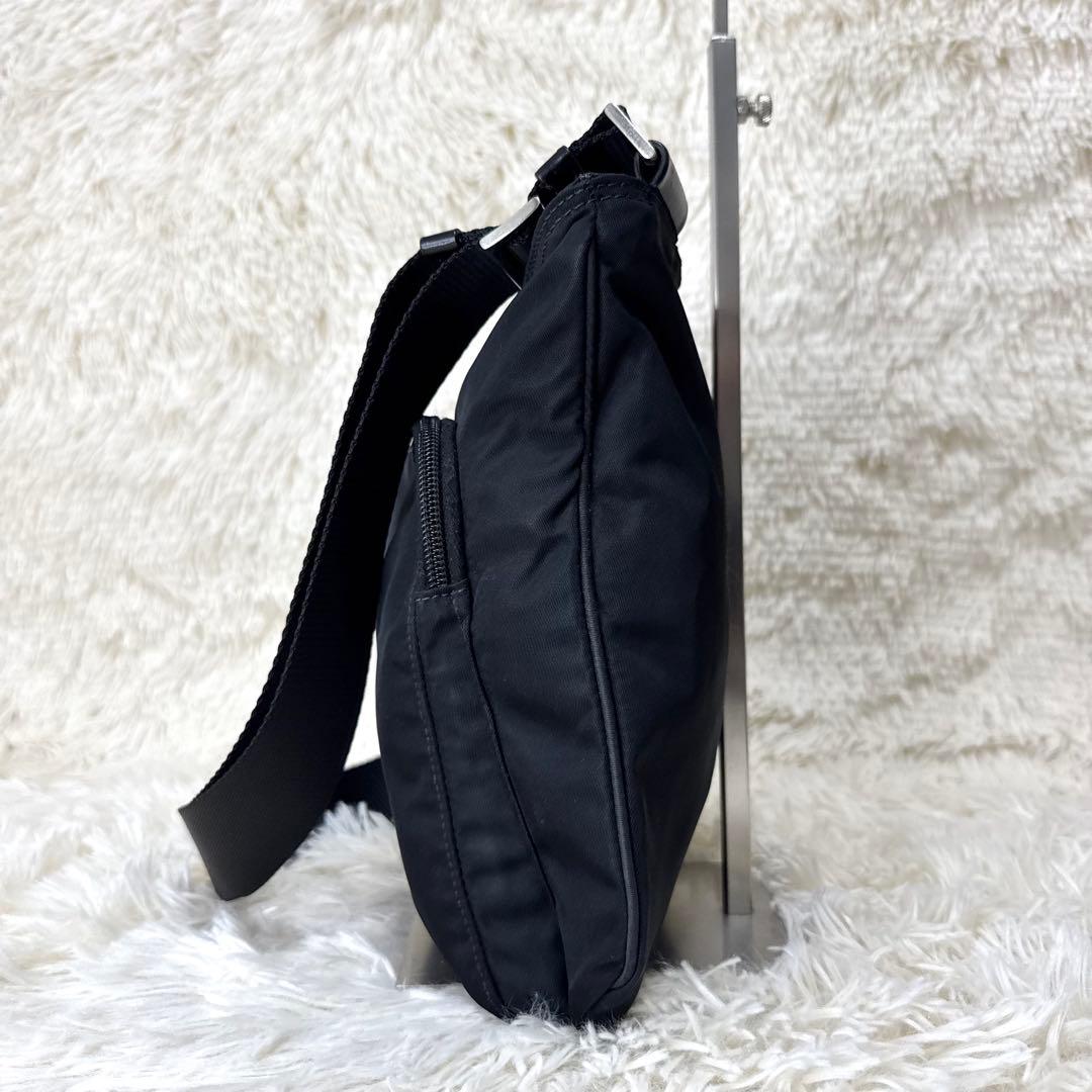 近年 PRADA プラダ ショルダーバッグ サコッシュ 三角ロゴ 黒 ナイロン