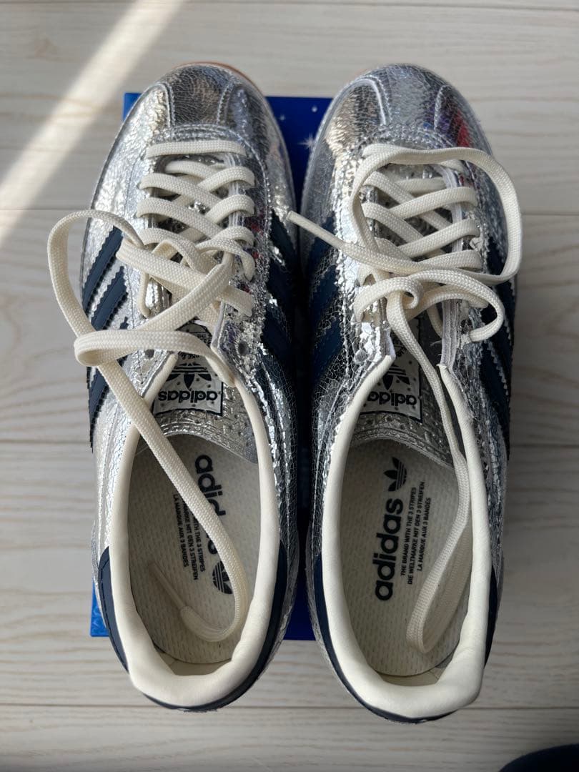 adidas メタリックシルバー スニーカー
