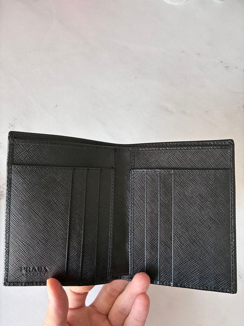 美品　PRADA ブラック 二つ折り財布（小銭入れなし）