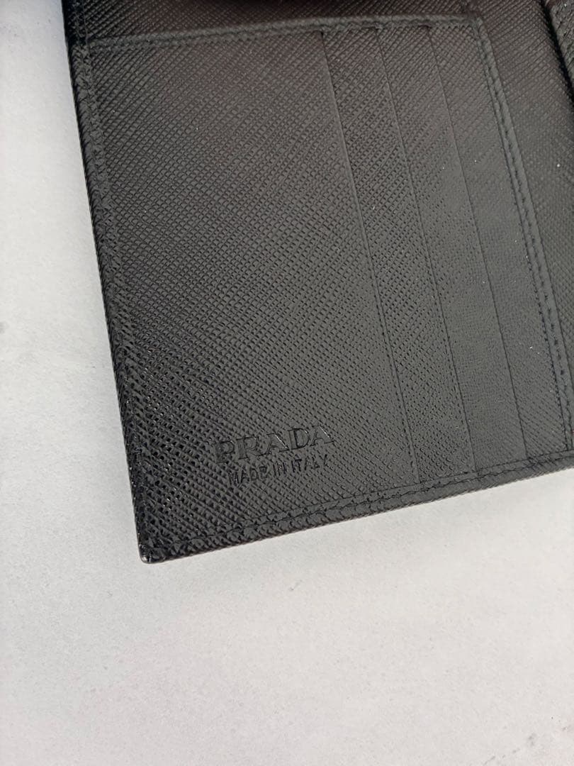 美品　PRADA ブラック 二つ折り財布（小銭入れなし）